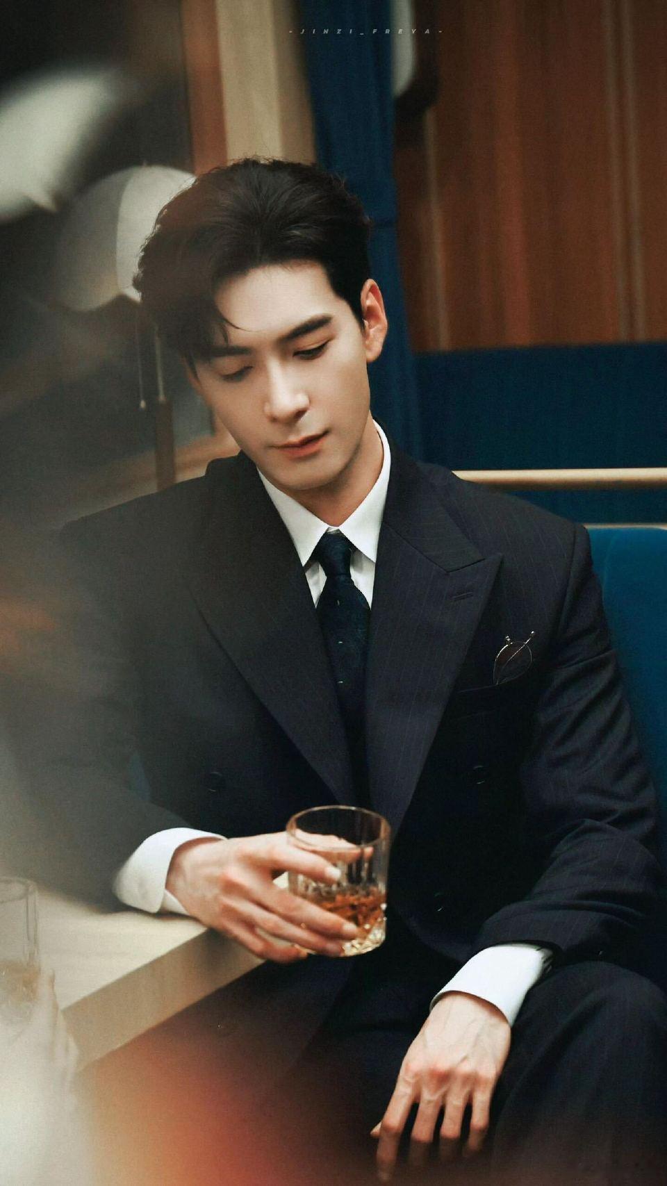 陈星旭晋江文的邪魅一笑具象化军阀秦宵一的勾唇杀谁顶得住冷脸时自带禁欲威严，笑起来