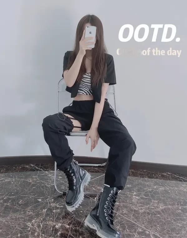 别再以为酷飒风就是一身黑了，柳欢欢在音乐节上，用一抹荧光粉，直接撕掉了这个标签。