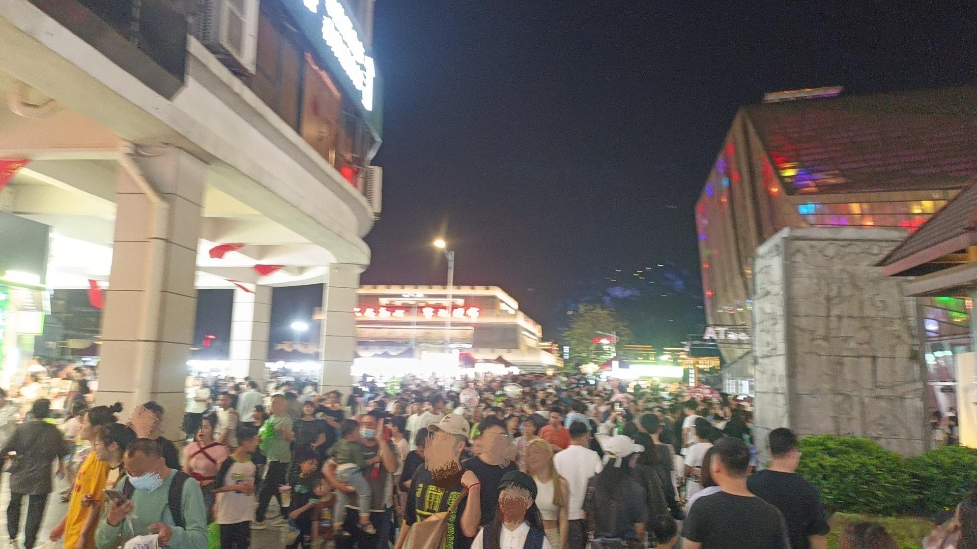 [鼓掌]这个假期去了柳州的云顶，在餐厅等了很久才看到柳州的夜景，为了避免尴尬吃完