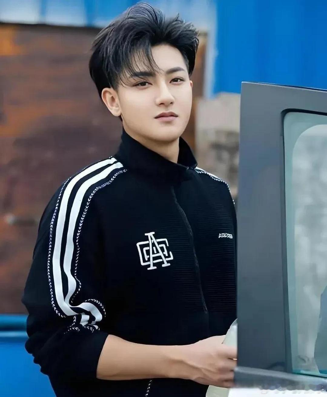 黄子韬掉粉超百万 😎黄子韬炮轰演员星星失联事件招聘组，太家人们，最近黄子韬炮轰