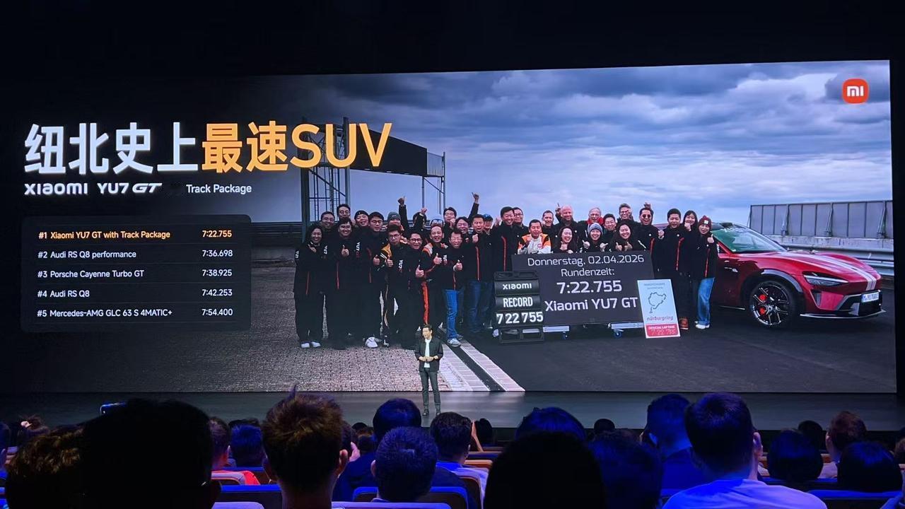 不止赛道性能出色，日常长途出行也很适配。搭载897V碳化硅高压平台，CLTC续航