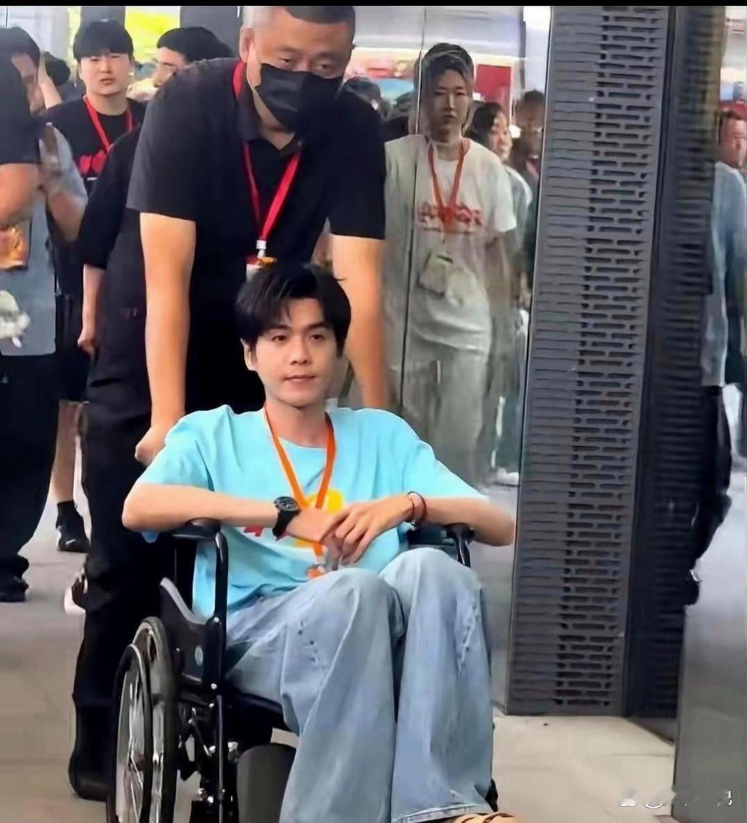 消失很久的张若昀再次露面，是被田雨推着轮椅出来的。 