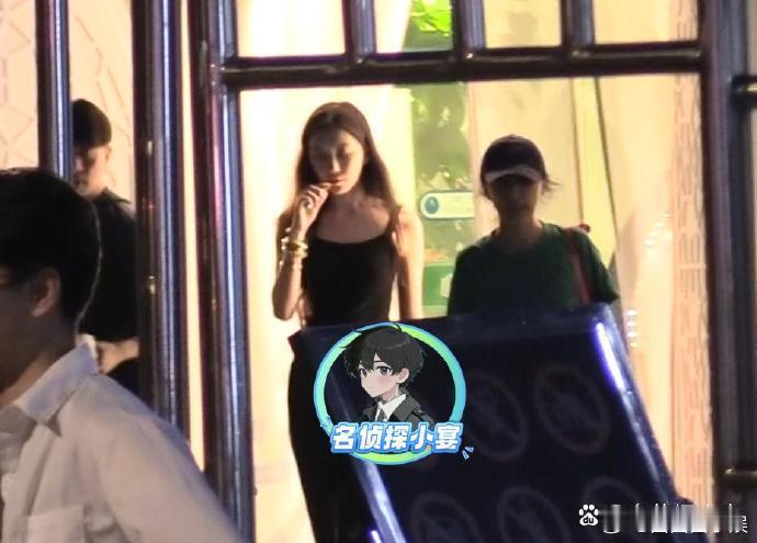 李亚鹏带李嫣聚餐 李嫣抽电子烟，好酷的画面[吃惊] 李嫣抽电子烟 ​​​