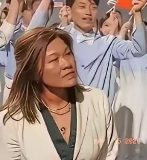 很多人说特朗普的女翻译不怎么漂亮。其实大家搞错了，她只是老了点，加上不爱打扮，素