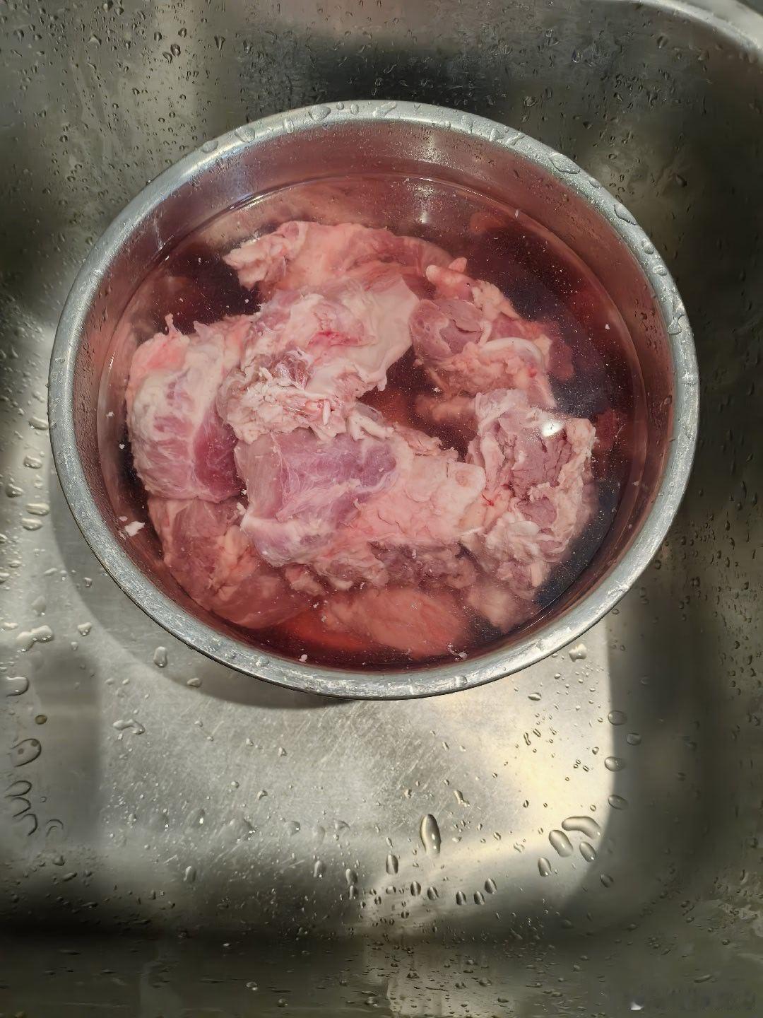 李爷减肥计划 减肥的第一百天。又到了周末，早早起床，菜市场转一圈。午餐干饭砂锅猪