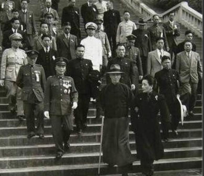 1948年12月1日晚，上海外滩的中国银行里，走出一群神秘挑夫，没人知道，他们肩