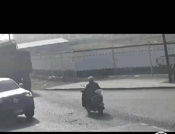 大货车没毛病，它根本看不到后面的电动车，后面的电动车反应太慢了，眼看着大货车倒车