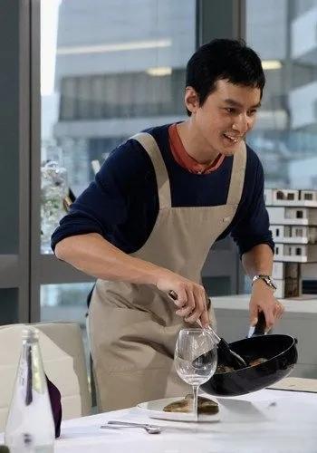 小叔子的“单身之谜”揭秘
我的小叔子，一位28岁的西餐厅主厨，月薪高达两万，条件
