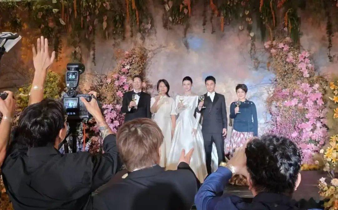 何猷君奚梦瑶答谢宴双方父母同台何猷君站在身后看着太太，相信眼神应该也充满了爱意。