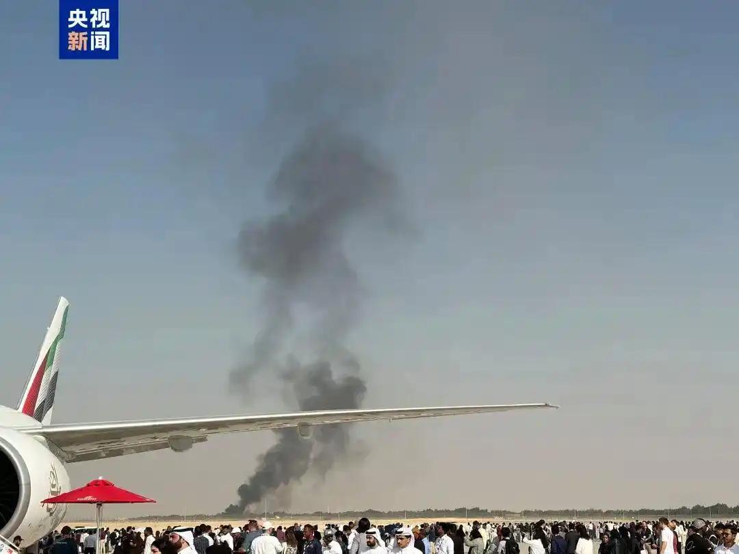 “光辉”坠机后，仅剩中俄战机完成飞行表演。
 
当地时间11月21日，2025阿