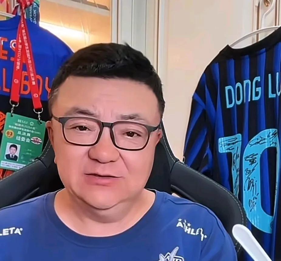 媒体人董路爆了一个料。
董路在直播时向球迷透露，他近期投资的足球俱乐部北京鹏瑞通