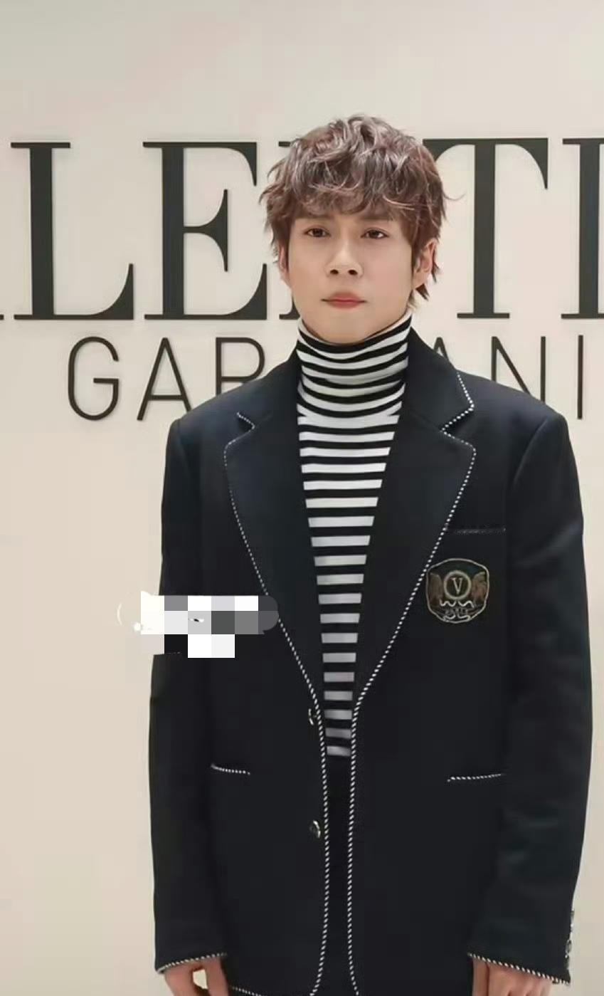 韩东君这造型真是一言难尽
这蓬松的卷发，这精致的妆容……
记得他以前明明走健身硬