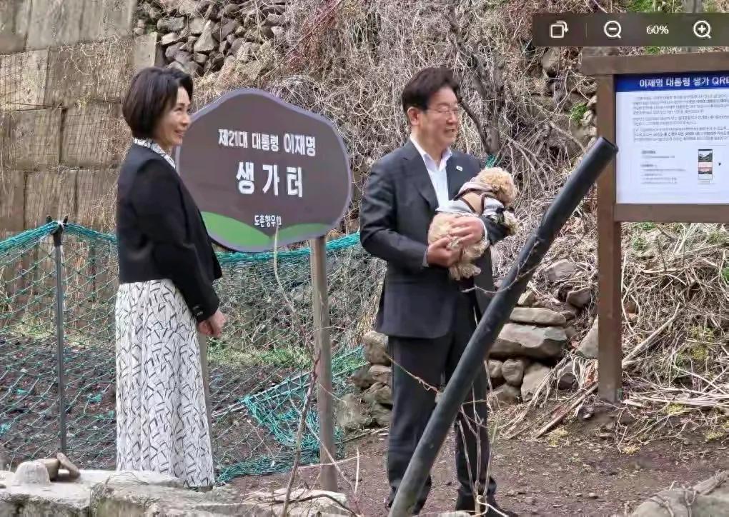 李在明两口子回乡祭祖啦。
两口子主打一个亲民，轻车简从，低调出现在人群里。
刚刚
