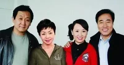 好熟悉的脸，他们在《我爱我家》中扮演的角色还记着吧？其他三位不说，就说说穿红衣服