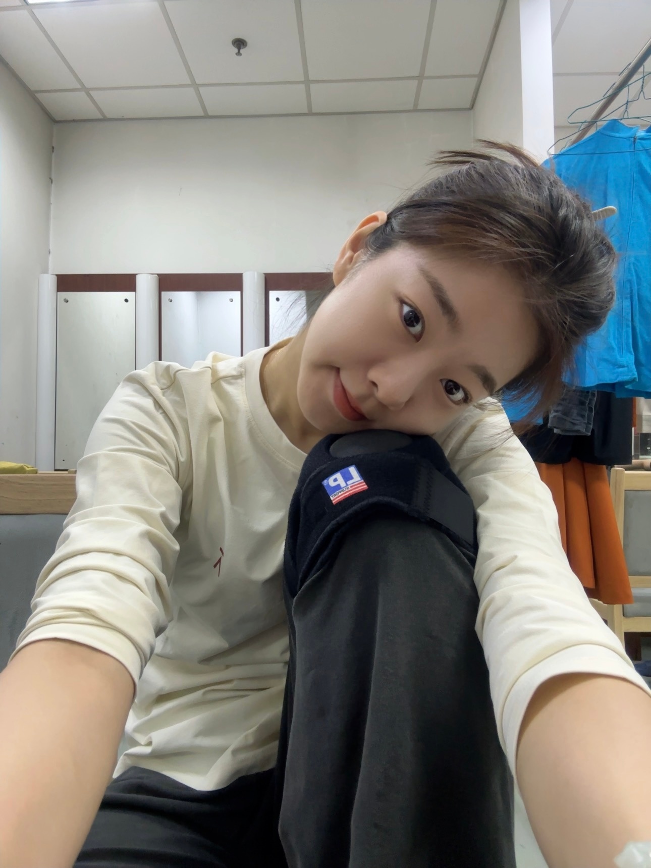 新膝盖  上学第一天[开学季]又能跳舞真好[送花花] ​​​