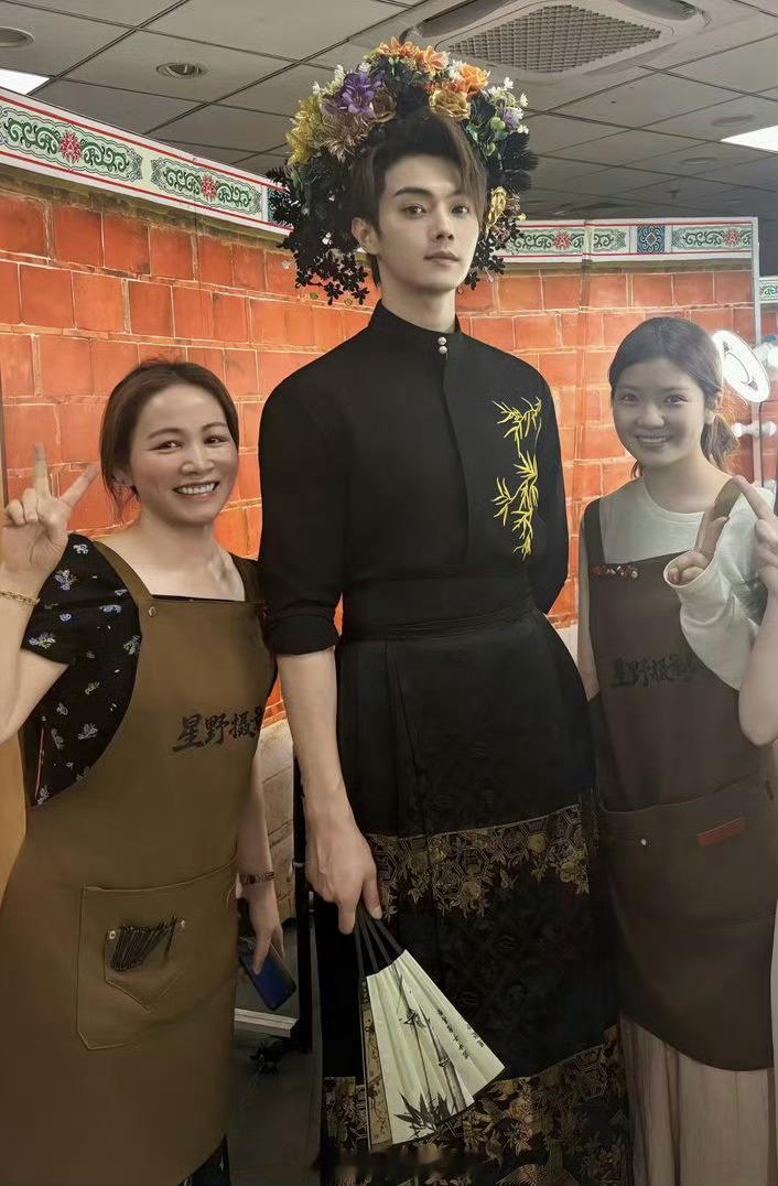 又捡到了一张许凯合影许凯像个小巨人一样太高了！许凯