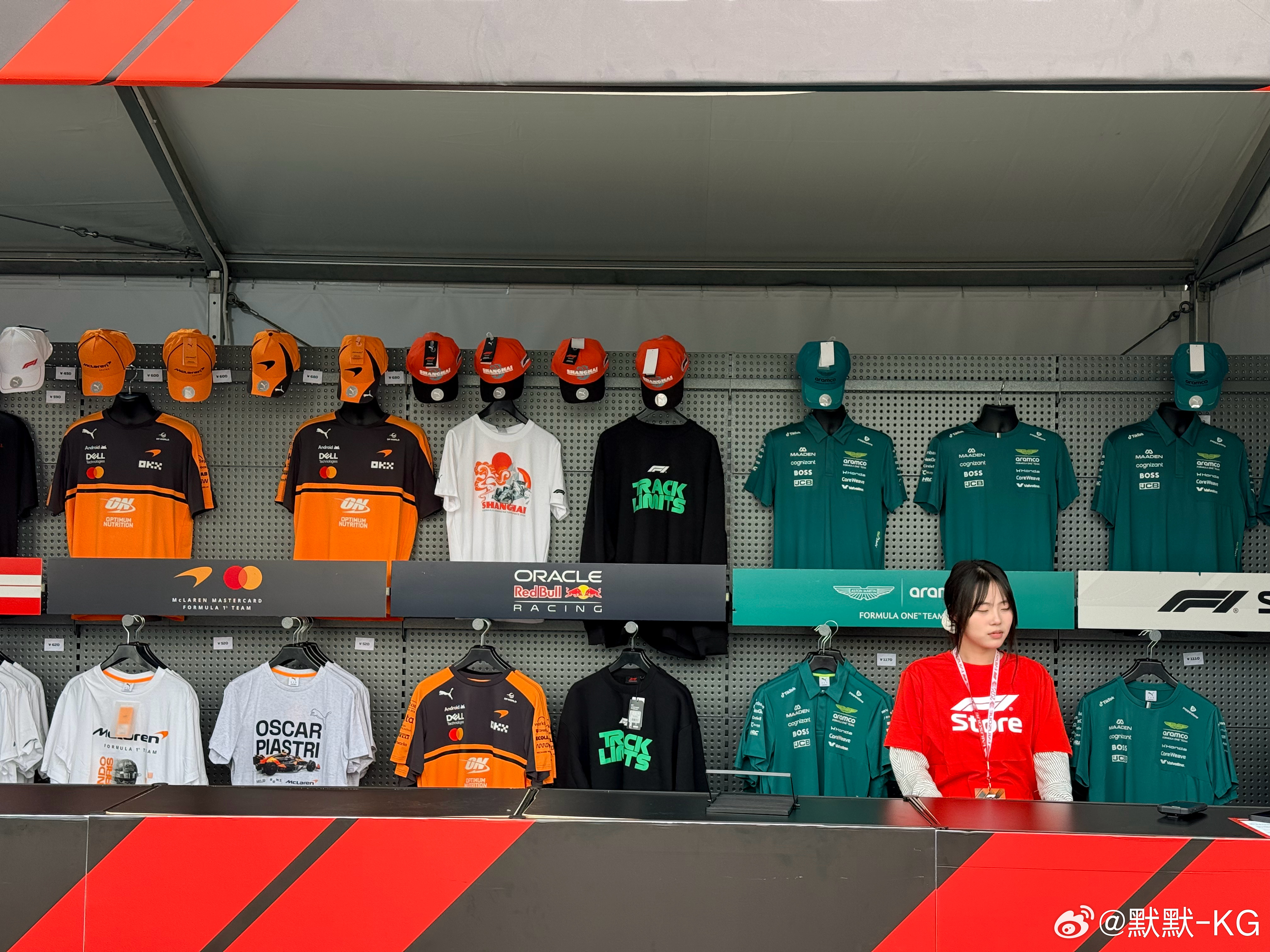 想买一件凯迪拉克的战袍，但被告诉第1天就卖空了。 