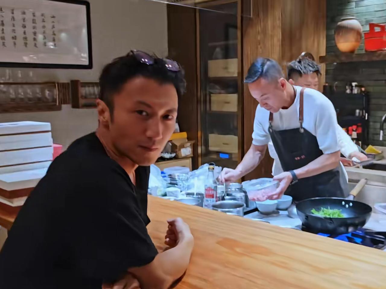 其实这个场合谢霆锋作为父亲应该出现
8月2号的时候，张柏芝的大儿子过了自己19岁