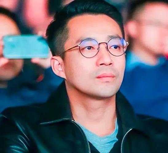 在那座被岁月温柔以待的汪家府邸里，上演着一幕幕令人动容的转变，仿佛春风化雨，润物