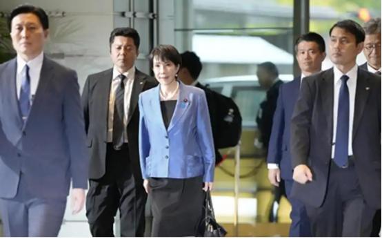 把最近的两条新闻放在一起看，荒诞感就出来了。
一边，日本首相在堪培拉双膝跪地献花