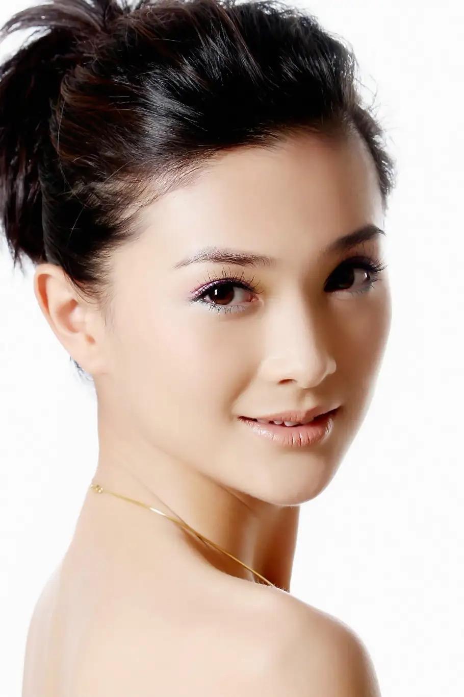 法治进行时报道了一起案件，某公司董事长与明星女友交易，结果双双被刑拘！

事情是