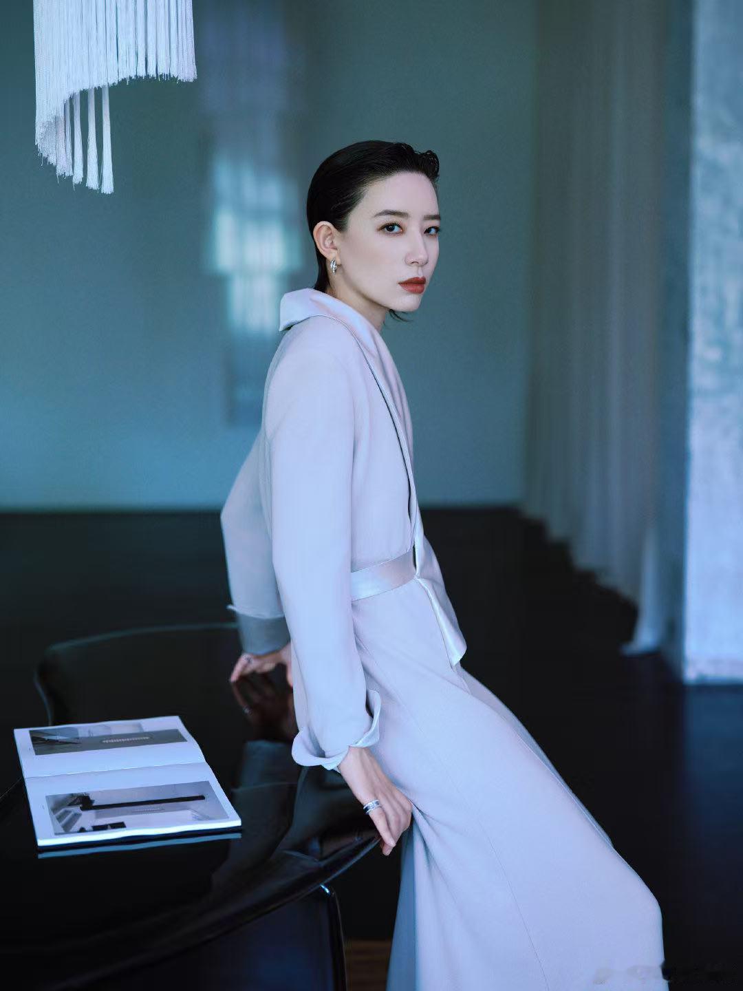时尚中国之夜  从优雅雾灰到野性红，李斯丹妮完美诠释“柔刚皆我”。造型如切换时空