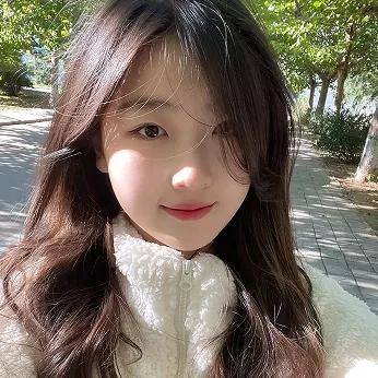 元气少女在阳光下微笑，美到发光！