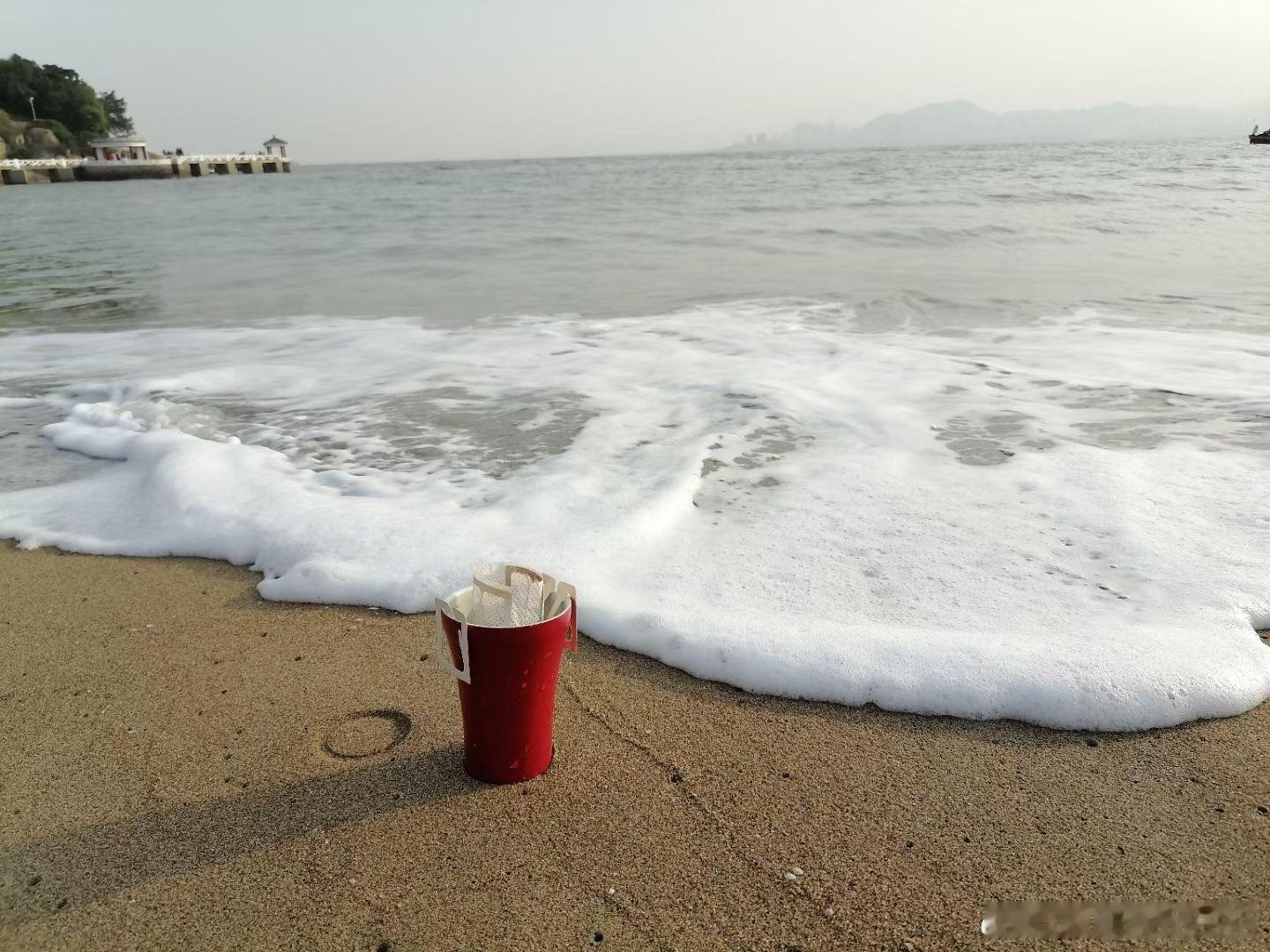 昨天8元乘船上鼓浪屿，菽庄花园沙滩上发呆，冲挂耳咖啡，等日落 