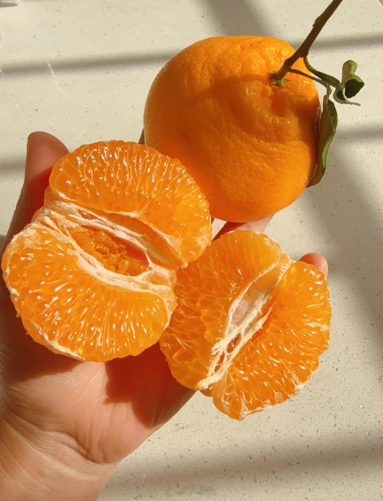 年货最善良的水果那必须是耙耙柑了！又大又甜，还特别好剥皮，关键是没核