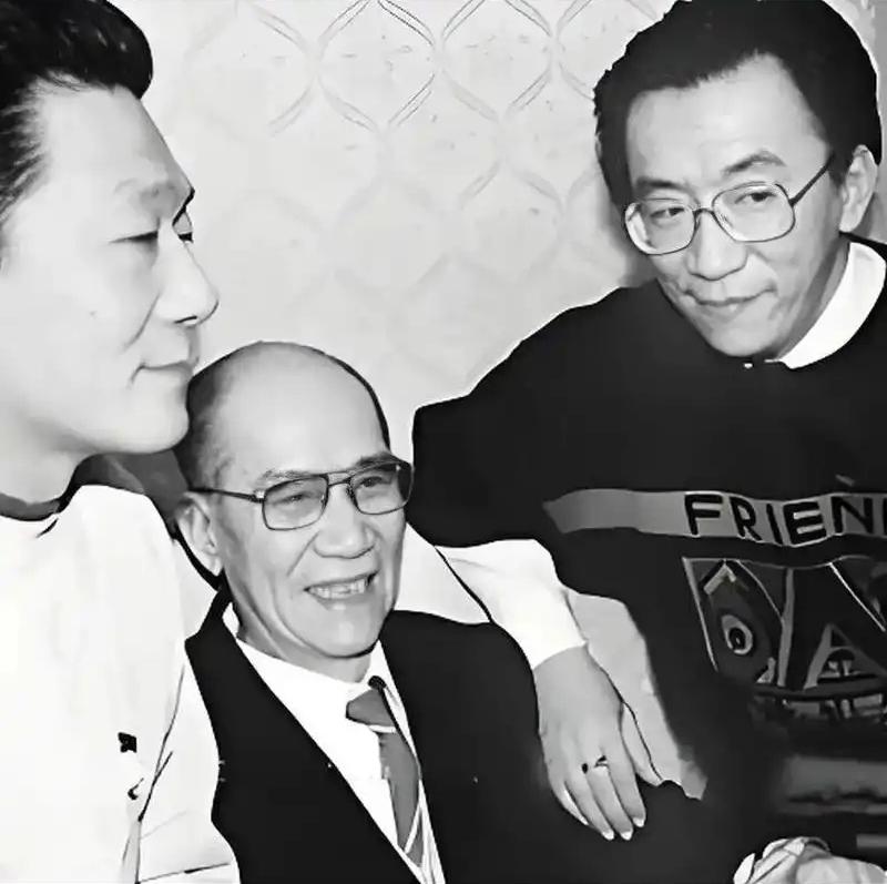 这是一张摄于90年代的珍贵合影：

画面中的相声大师侯宝林西装笔挺，气色盈和，笑