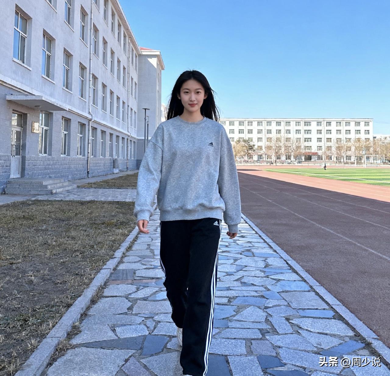 “供个孩子读大学真不容易！”一位家长发文感慨，给女儿交了大学学费，直接被掏空了。