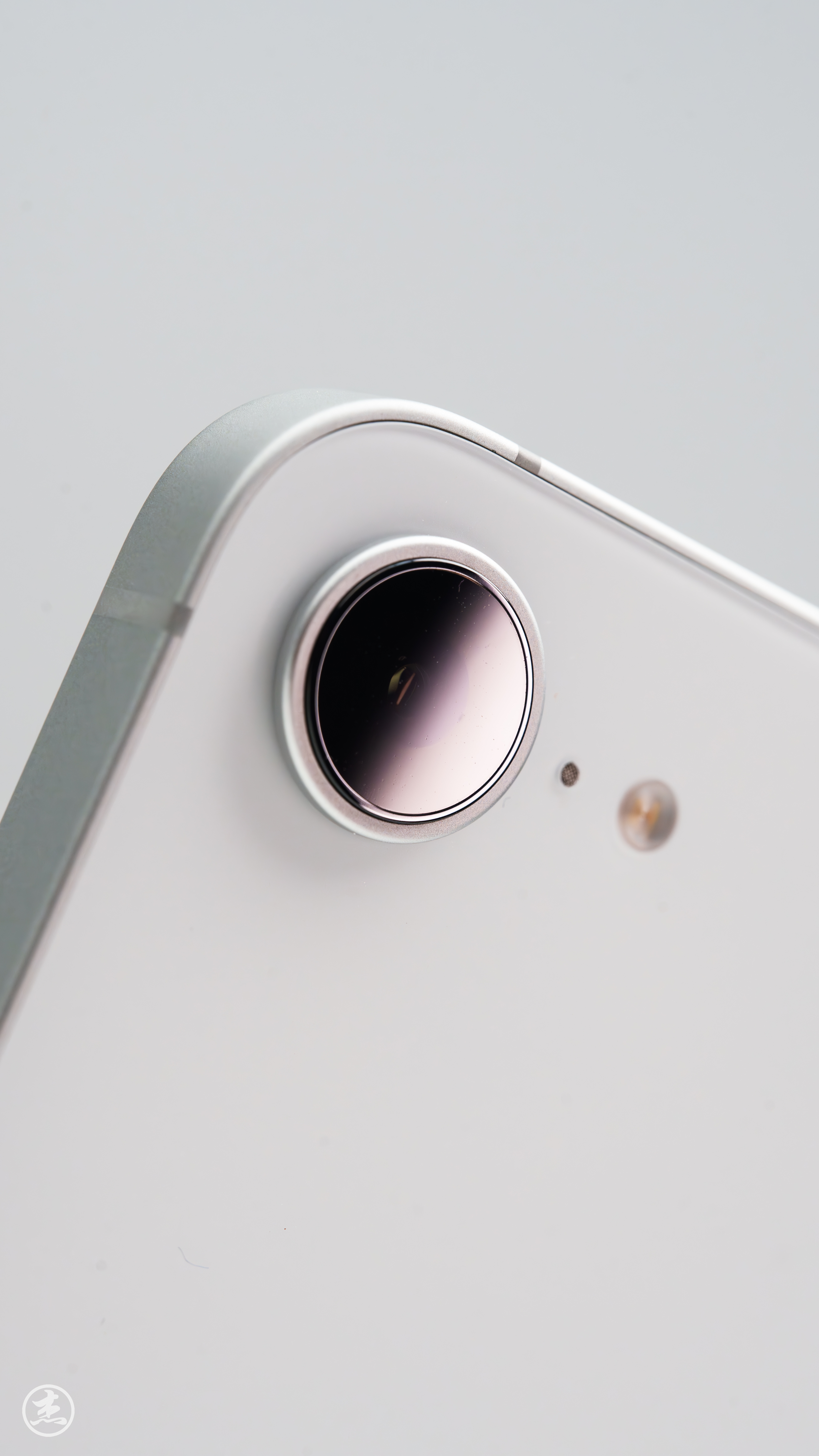 iPhone 16e 完美致敬了当年 iPhone 4s 的设计，直角边框，单摄