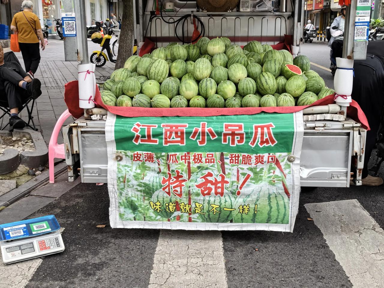 现在城管工作方法调整成“和风细雨”模式了。
      家附近的街道烟火气十足，