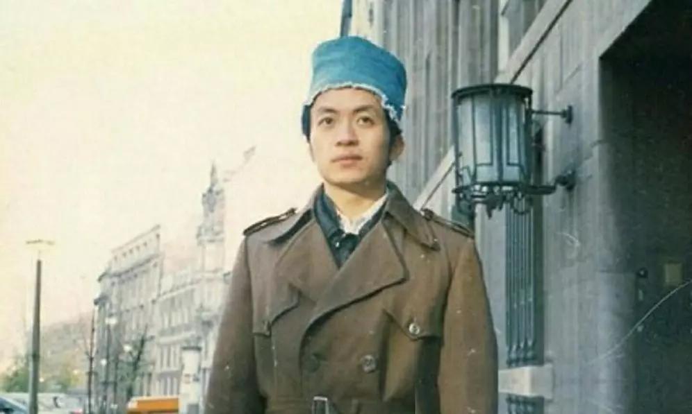 1993年10月8日，在新西兰激流岛，诗人顾城杀妻后自尽，留下年仅5岁的儿子小木