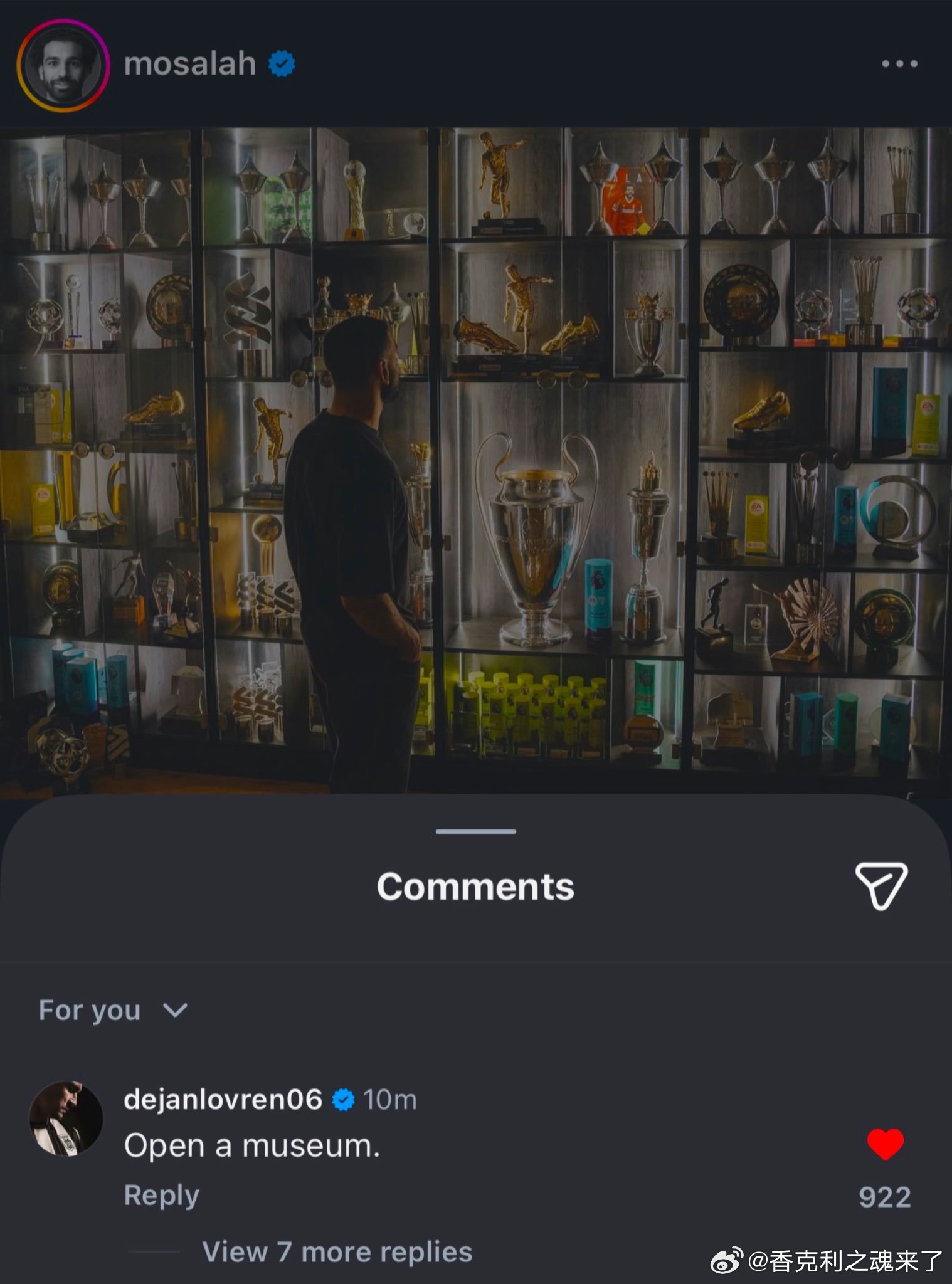 萨拉赫发了奖杯展示图洛夫伦留言：搞个博物馆吧 利物浦