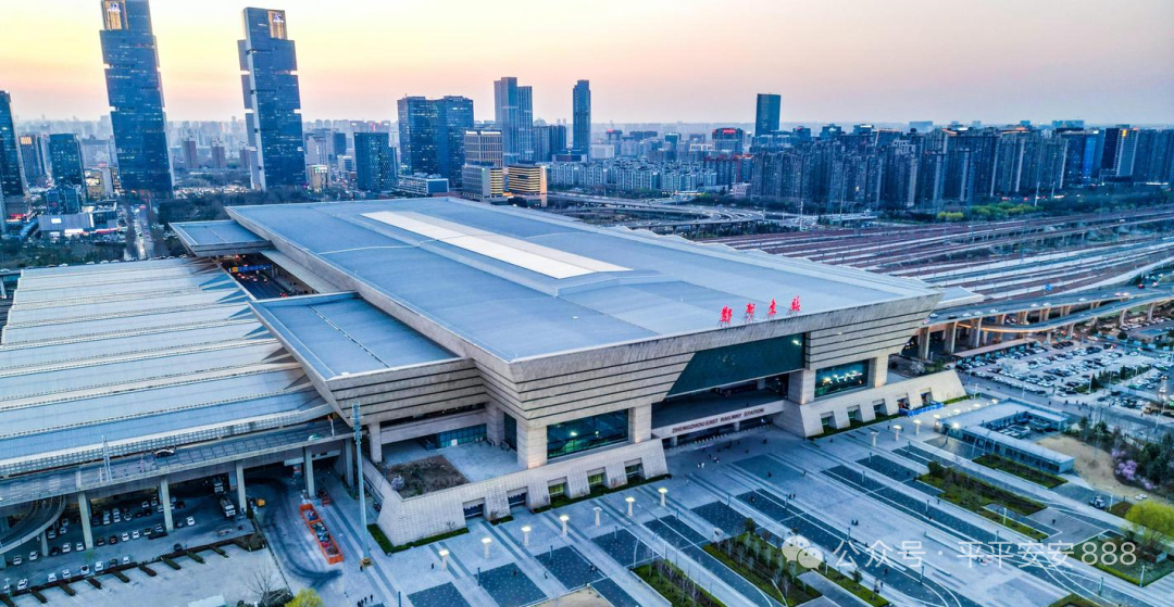 郑州一座淳朴又有底气的城黄河在北，嵩山在西，郑州稳稳当当立在中原腹地，恰是中国的