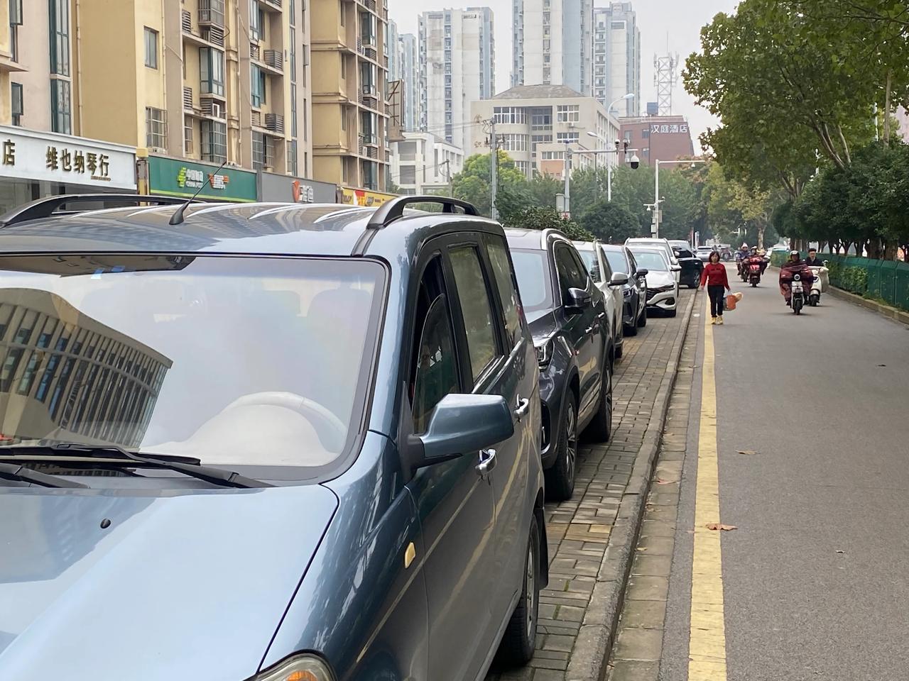 合肥城市乱象
汽车停人行道，行人走非机动车道