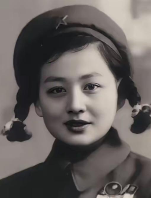 1953 年，一位年轻的女志愿军战士在回国途中途经沈阳，趁着换乘的间隙，她走进了
