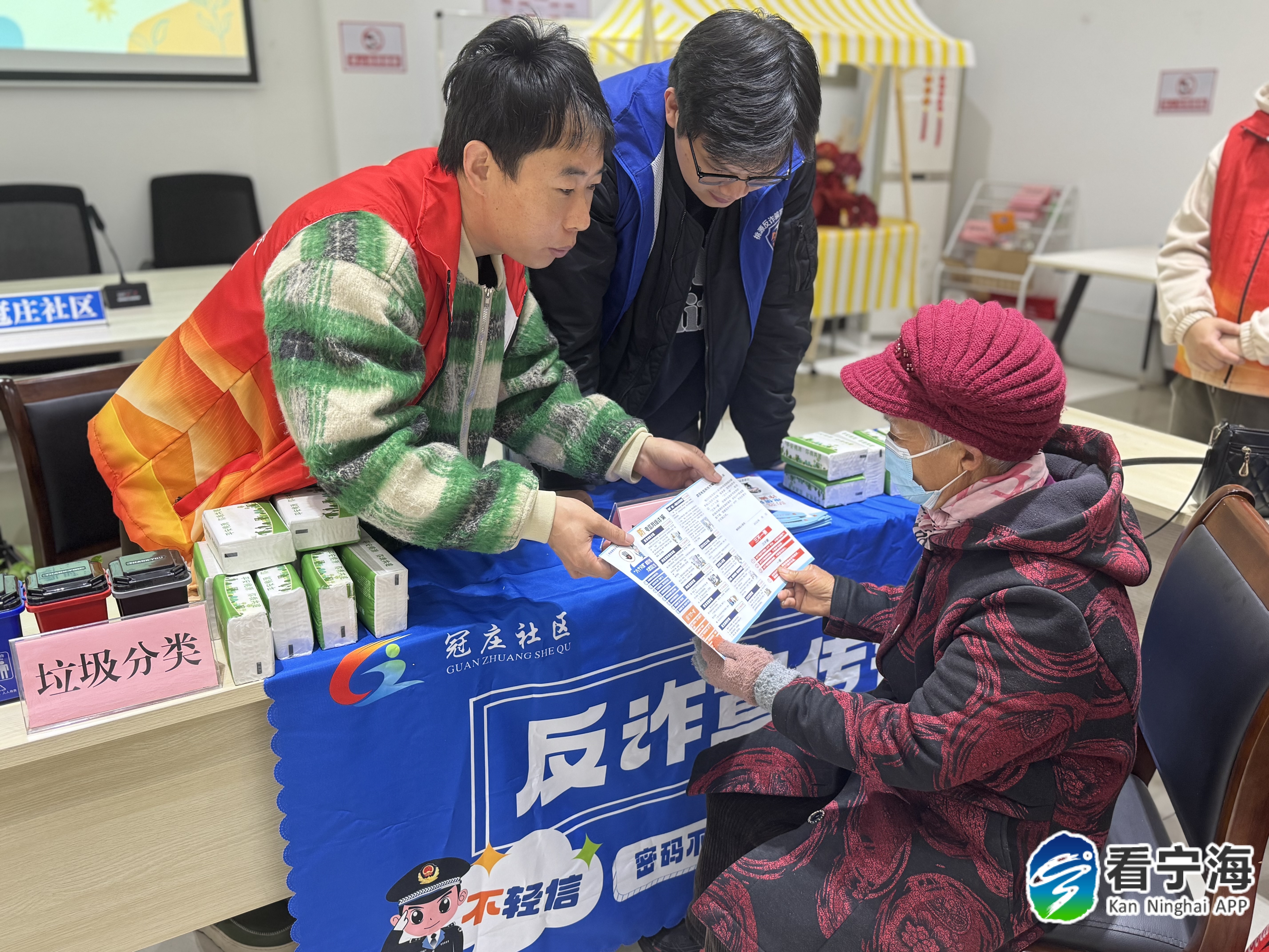 宁波宁海志愿者把暖心服务送到家门口 近日，宁海志愿者直接把爱心义剪、健康义诊、磨