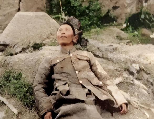 1946年国军师长戴之奇饮弹自尽后镜头，躺在土堆上，军帽掉落一旁。粟裕当即下令，
