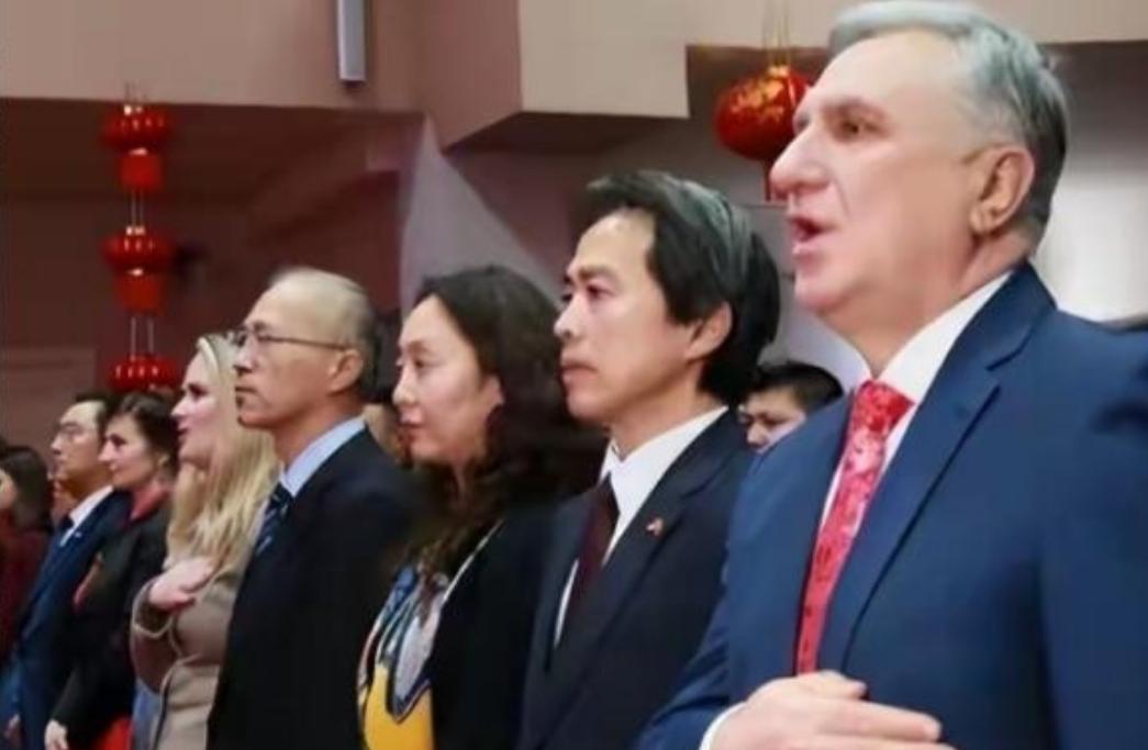 乌克兰独立后，大量科学家被中国“接纳”。而这些科学家来到中国后，不少人第一个要求