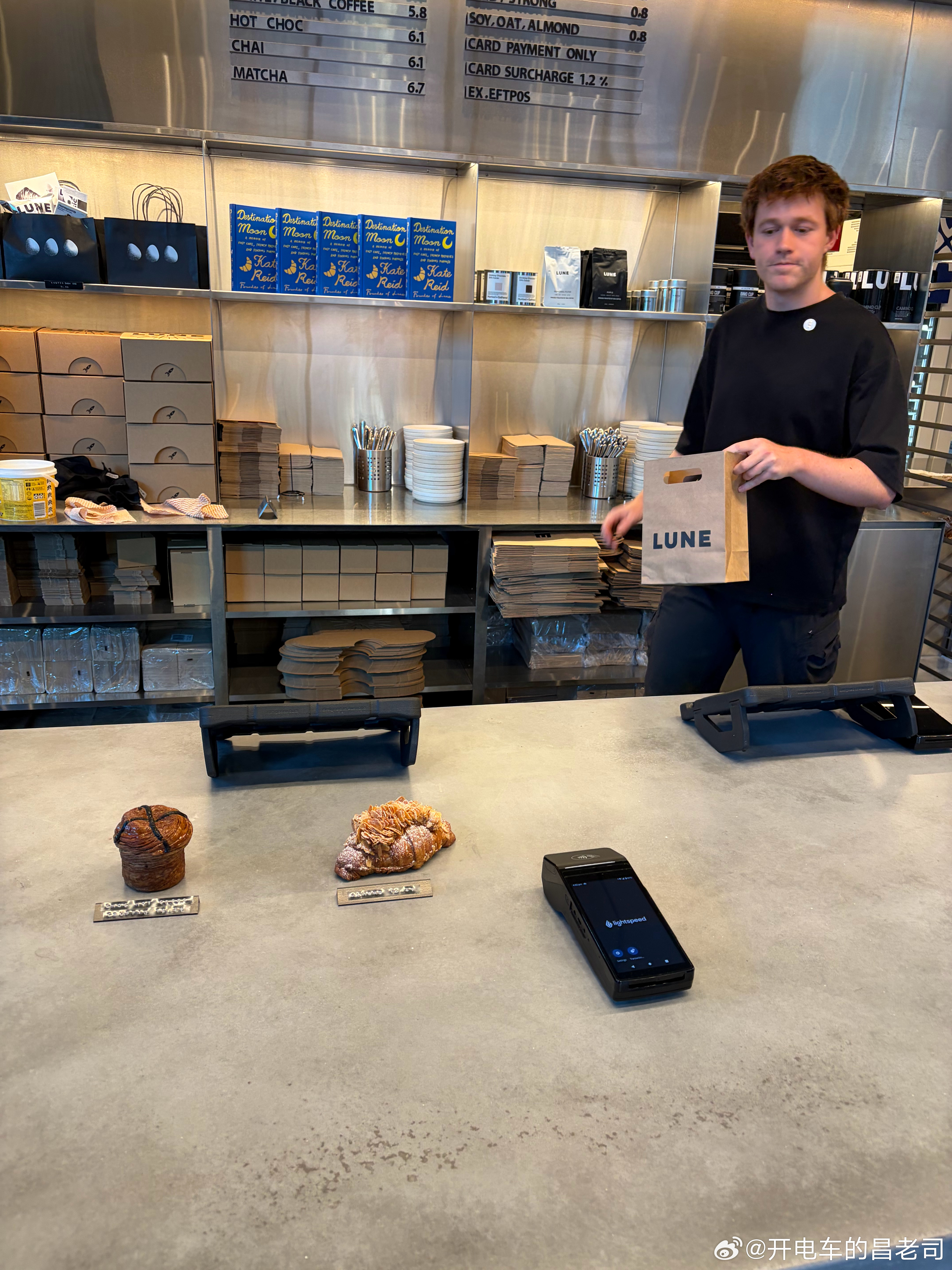 一个人飞猫本，随便订的酒店，发现就在每次来必打卡、打卡必排队的LUNE的旁边，可