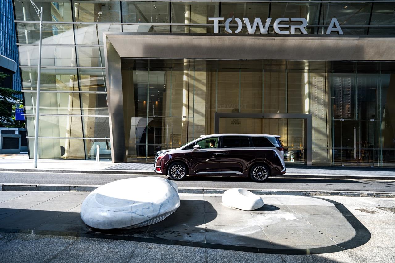 紫气东来，至尊耀繁华
凌云驭世，气度冠寰宇