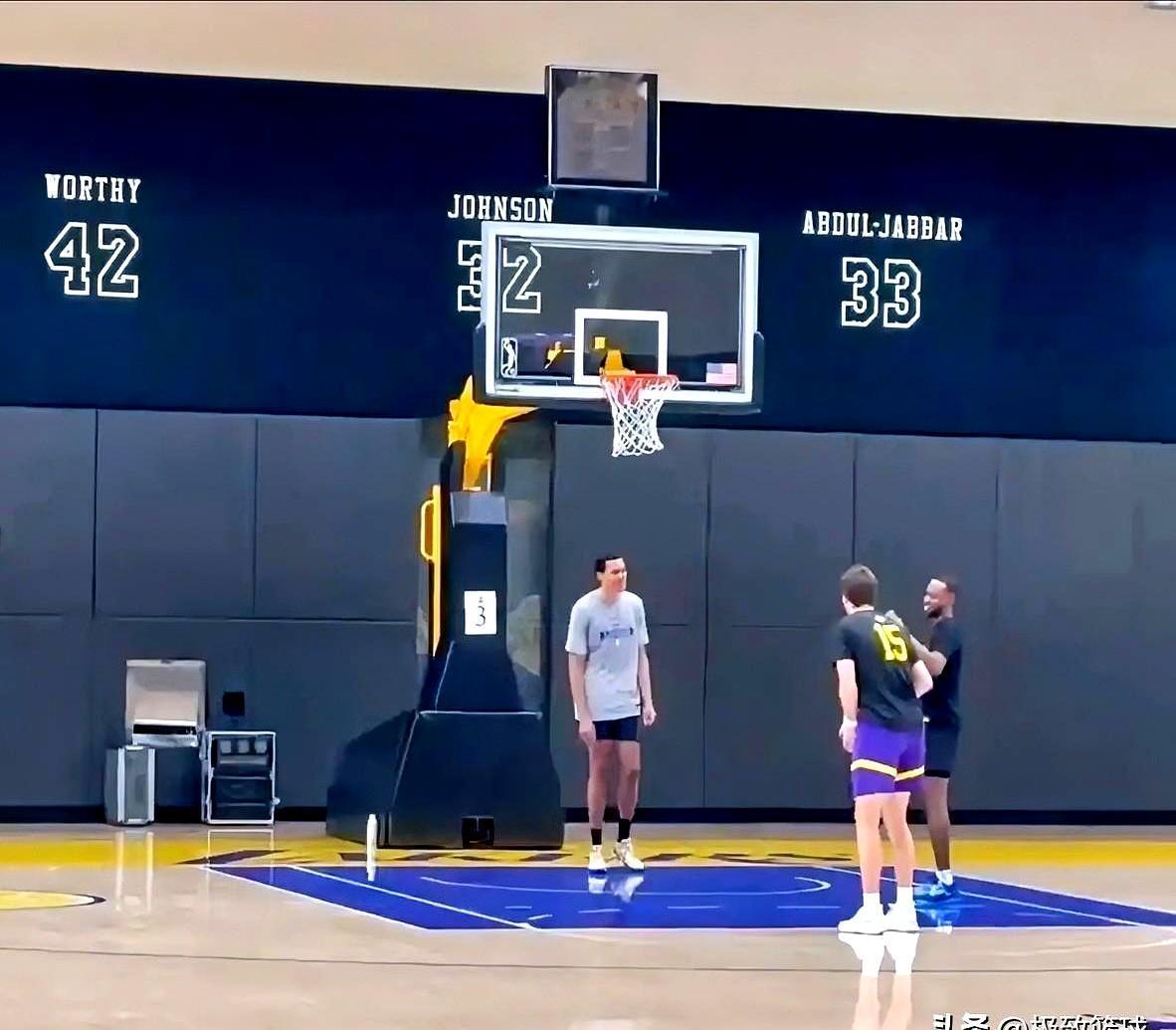 凌晨的训练馆，里夫斯换回球鞋站在罚球线，二级腹斜肌拉伤还在疼，他一球一擦汗，两分