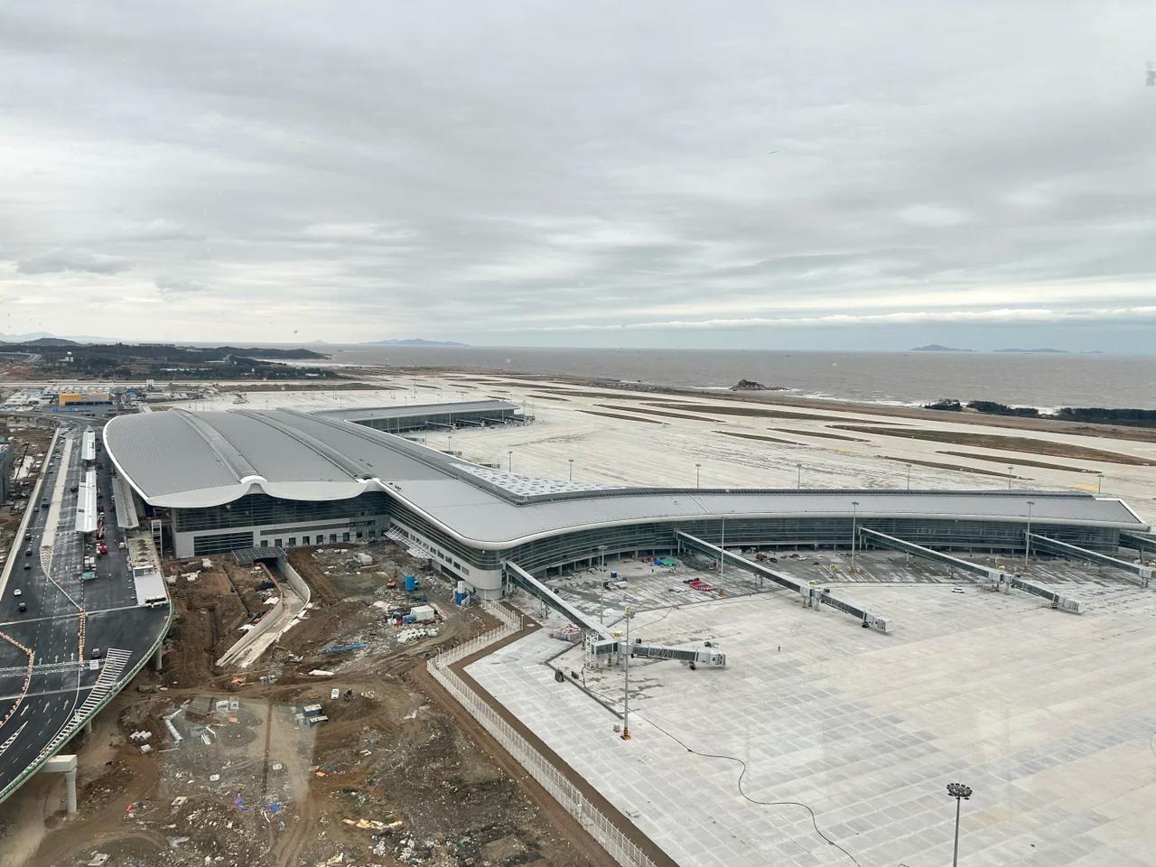 福州长乐国际机场最新进展，目前新航站楼已经进入内部扫尾阶段。

整体项目预计20