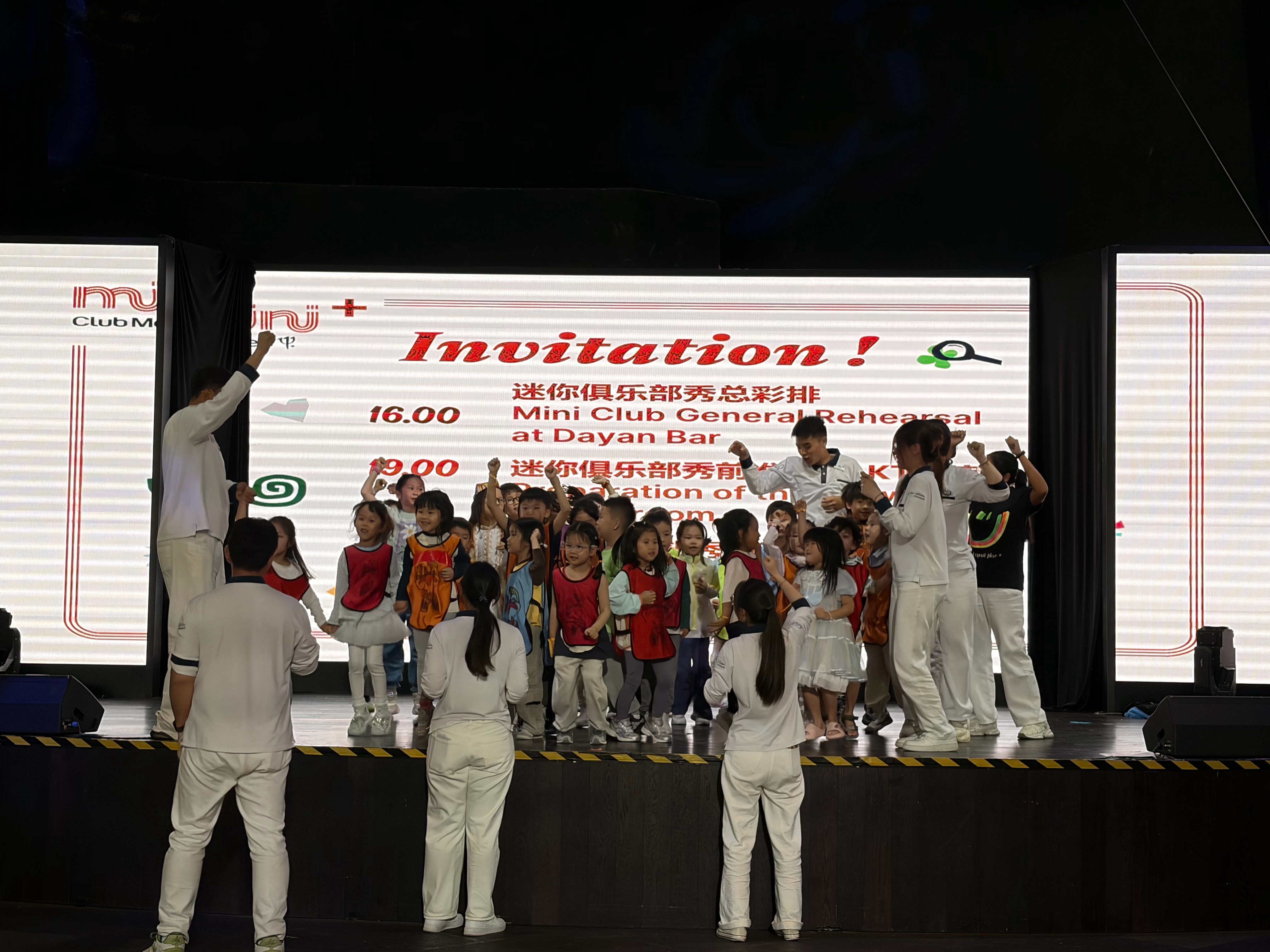 神鬼不靠的时间睡着了。等会没叫她起来参加表演，她会骂我，害她没参加糖果派对，她都