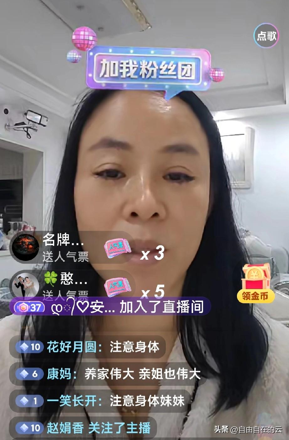 姐姐李林开直播了，直播间不一会儿就进来2万多人，大家都很关心李林的身体。李林说她