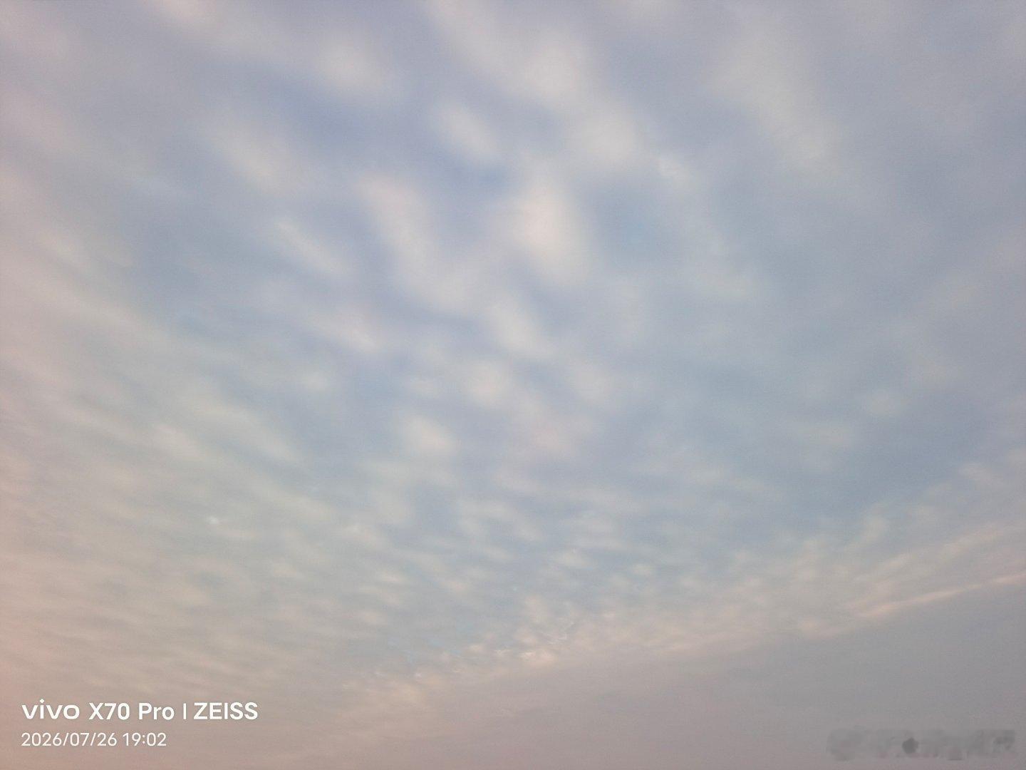 vivo 今晚的天空又是不一样的色彩。（图一）像一个大嘴唇（图二）又像一朵朵棉花