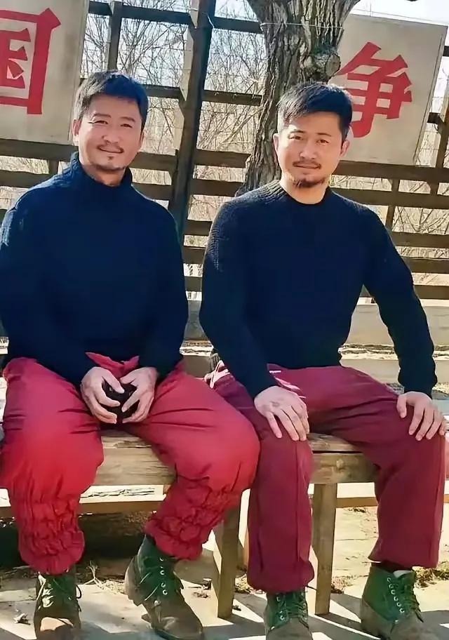 真有跟吴京长的一模一样的人，如果我不说左边的是真正的吴京，你可能也猜不出来，谁是
