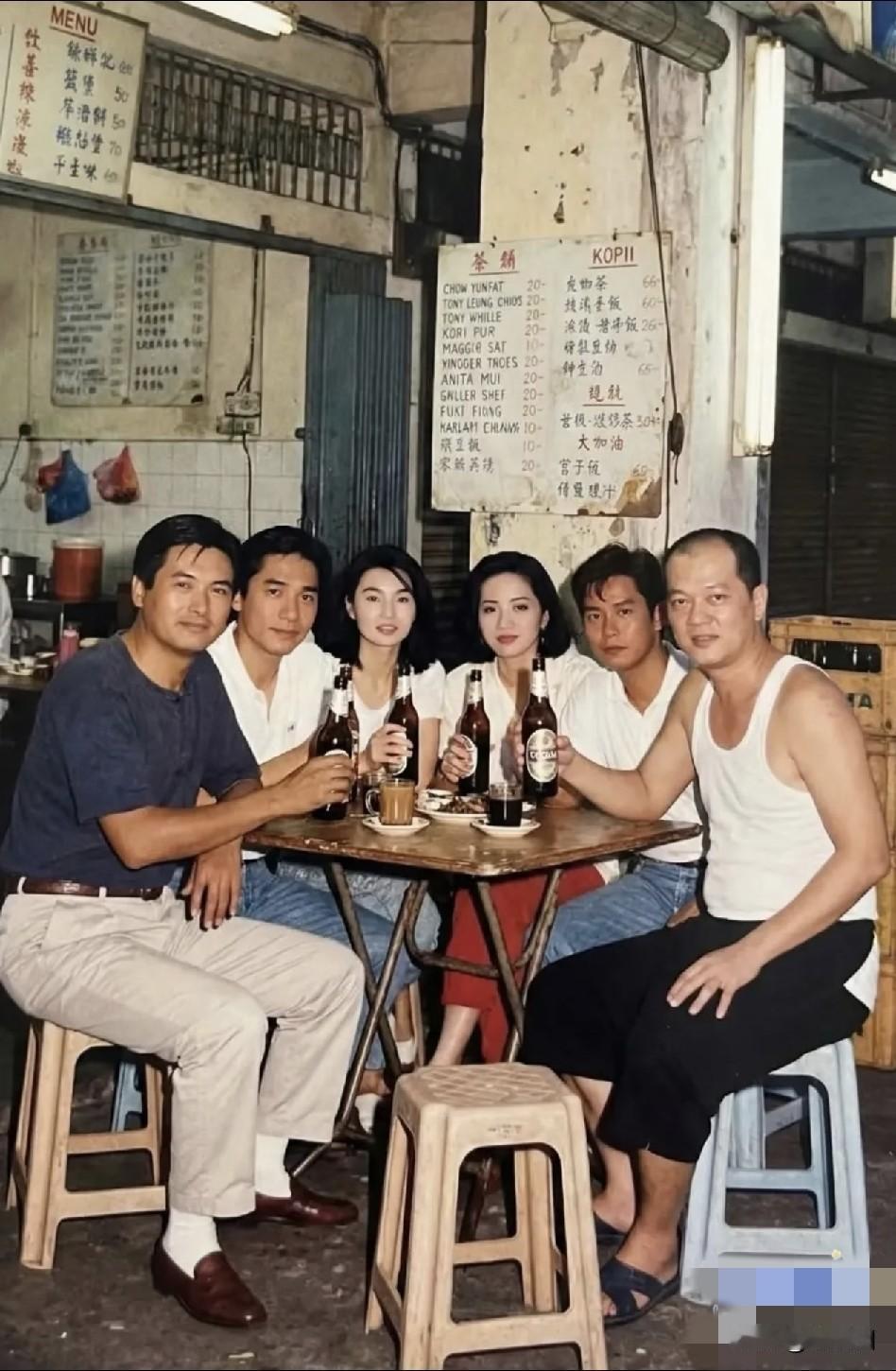 香港黄金时代的经典同框，拍摄于香港一家普通大排档， 冰啤、塑料凳、旧店面，顶级巨